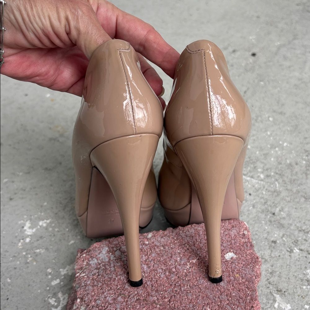 Gucci patent leather nude peep toe heels - Picture 7 of 10
